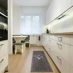 Spacious 2br Retreat For Families & Friends Near Center Apartment *