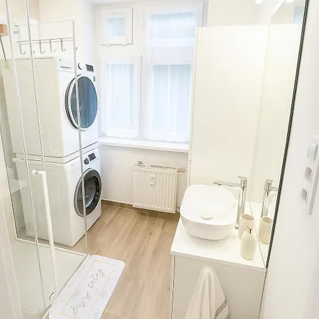 Spacious 2br Retreat For Families & Friends Near Center Bratysława