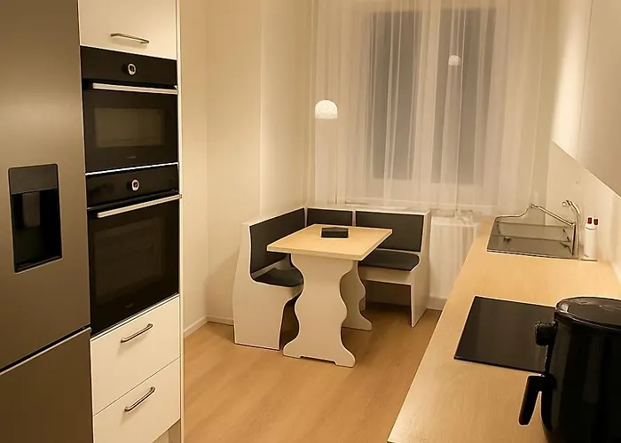 Spacious 2br Retreat For Families & Friends Near Center