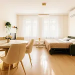 Spacious 2br Retreat For Families & Friends Near Center *